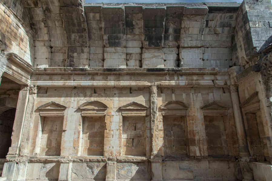 Francia - Nimes 058 - Templo de Diana.jpg